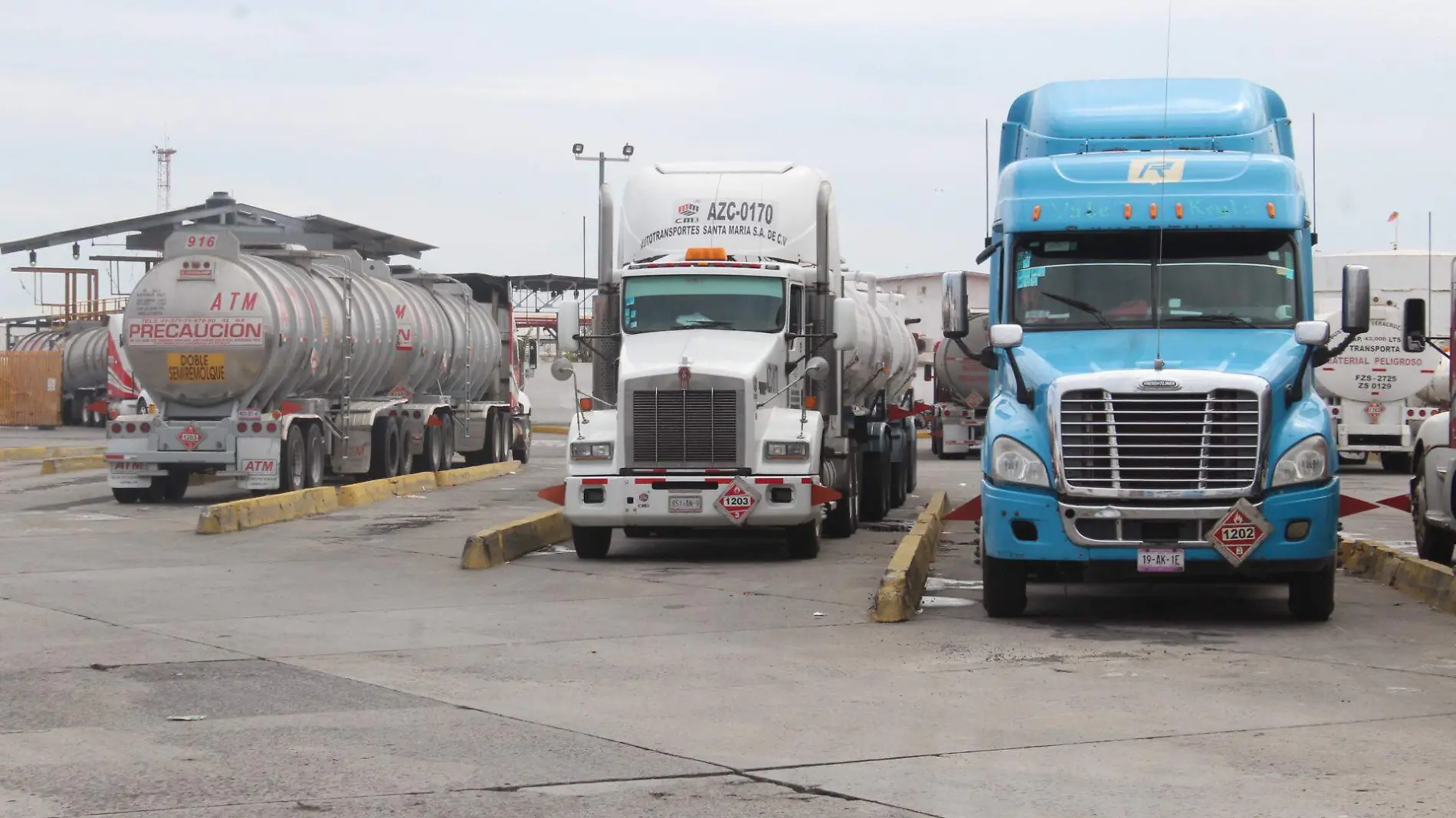 Pipas a las afueras de la terminal de almacenamiento de Pemex 